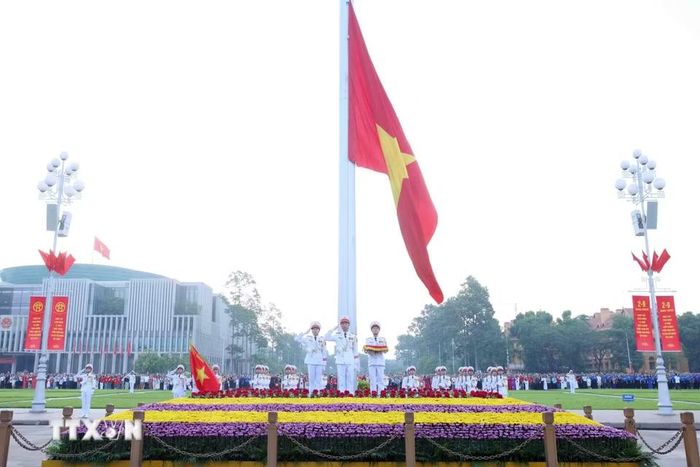 Khi Quốc ca vang lên, cũng là lúc lá cờ Tổ quốc tung bay trên Quảng trường Ba Đình lịch sử. (Ảnh: Phạm Kiên/TTXVN)