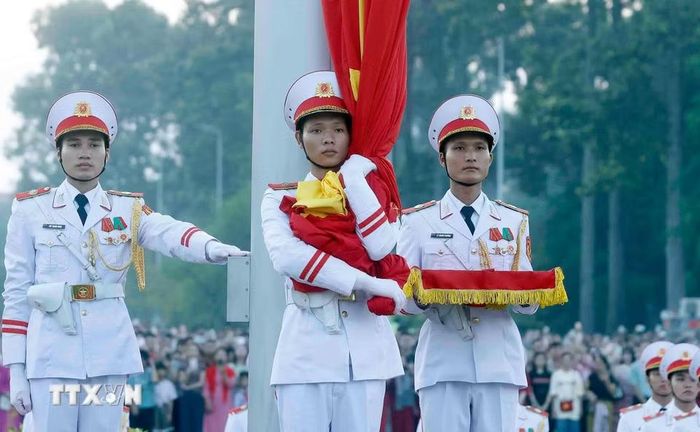 Quốc ca vang lên trên Quảng trường Ba Đình, chiến sỹ giữ Quốc kỳ chờ hiệu lệnh. (Ảnh: Phạm Kiên/TTXVN)