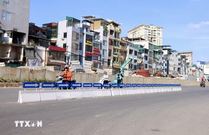 Dải phân cách tạm thời phục vụ các phương tiện lưu thông thuận tiện được lắp đặt. (Ảnh: Quốc Khánh/TTXVN)