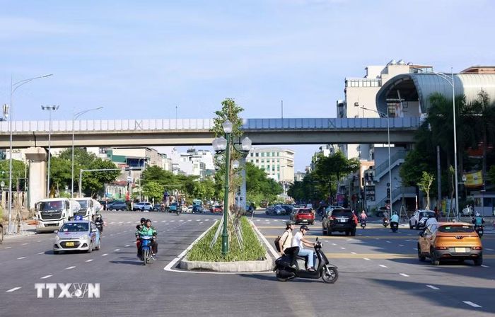 Điểm đầu tuyến tại nút giao Hoàng Cầu các phương tiện có thể di chuyển thuận lợi theo biển chỉ dẫn. (Ảnh: Quốc Khánh/TTXVN)