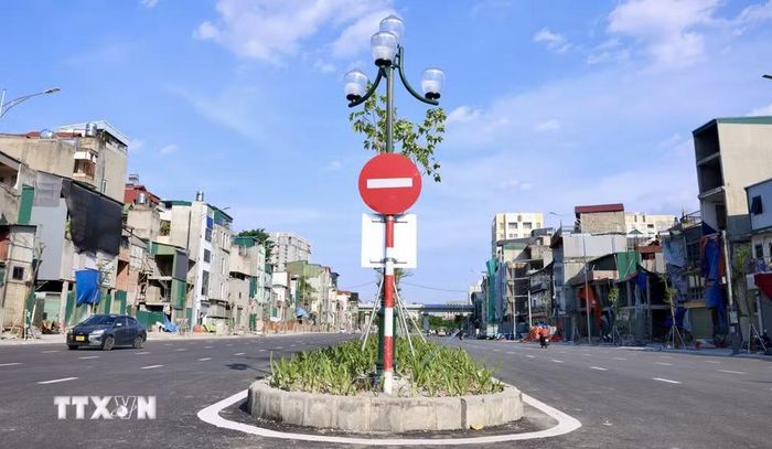 Hệ thống biển báo, đèn trang trí, trồng cây dải phân cách cứng đã được hoàn thiện theo từng đoạn tuyến. (Ảnh: Quốc Khánh/TTXVN)