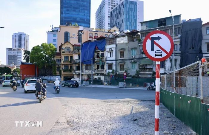Do vẫn đang trong quá trình thi công nên trên tuyến có cắm tạm biển báo cấm ôtô rẽ phải từ nút giao Láng Hạ-Giảng Võ hướng đi Voi Phục. (Ảnh: Quốc Khánh/TTXVN)