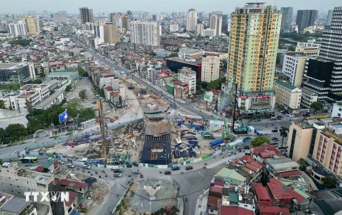 Hai cầu vượt tại nút giao Láng Hạ-Giảng Võ (trong ảnh) và nút giao Nguyễn Chí Thanh dự kiến hoàn thành trong năm 2026. (Ảnh: Quốc Khánh/TTXVN)