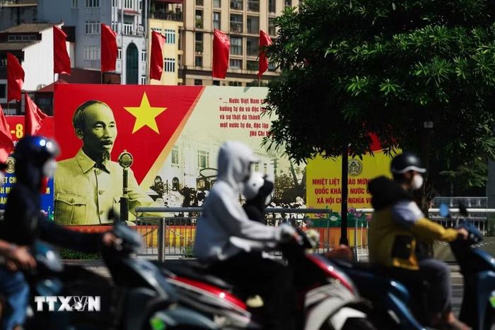 Dòng người qua lại trước pano áp phích cùng những tư liệu về mùa Thu năm 1945 tạo nên sự giao thoa giữa quá khứ và hiện tại, gợi nhắc thời khắc đất nước giành quyền độc lập cách đây 81 năm. (Ảnh: Phạm Tuấn Anh/TTXVN)