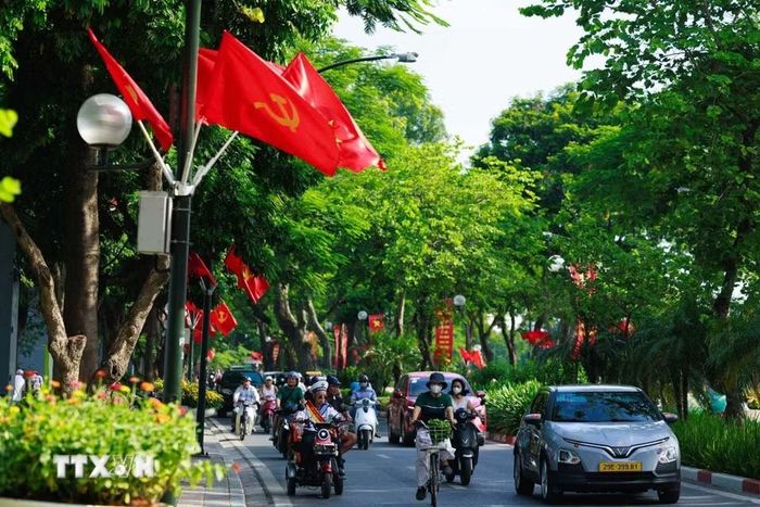 Dọc những tuyến phố trung tâm Hà Nội, cờ đỏ sao vàng rực rỡ giữa những vòm cây xanh, hòa cùng nhịp sống thường ngày của người dân trong sáng Quốc khánh 2/9, tạo nên một diện mạo Thủ đô vừa bình yên, vừa trang trọng trong ngày kỷ niệm 81 năm Quốc khánh. (Ảnh: Phạm Tuấn Anh/TTXVN)