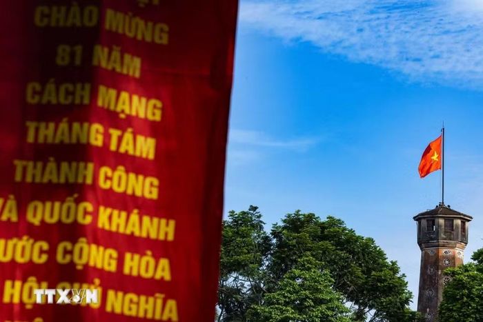 Cột cờ Hà Nội hiện lên bên những pano chào mừng 81 năm Cách mạng Tháng Tám thành công và Quốc khánh 2/9, đưa những dấu mốc của mùa Thu năm 1945 hiện diện giữa không gian Hà Nội hôm nay. (Ảnh: Phạm Tuấn Anh/TTXVN)