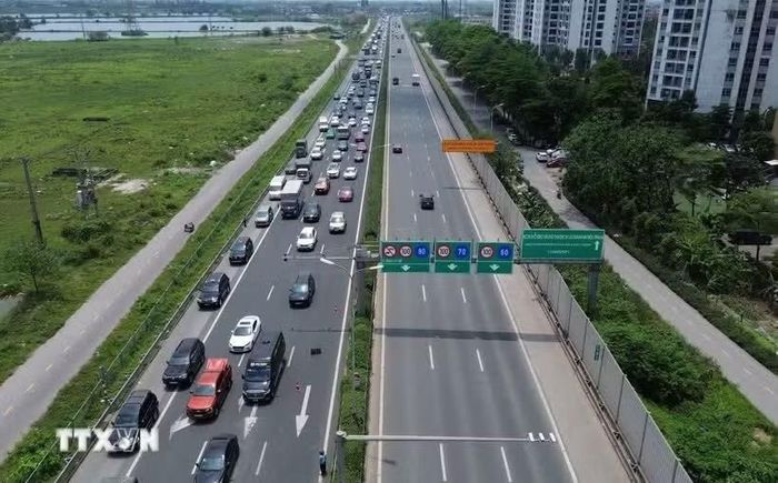 Các phương tiện trên cao tốc hướng vào trung tâm Hà Nội. (Ảnh: Quốc Khánh/TTXVN)