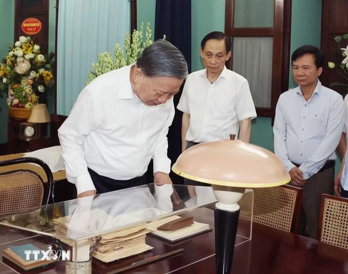 Tổng Bí thư, Chủ tịch nước Tô Lâm xem các hiện vật tại Nhà 67, Khu Di tích Chủ tịch Hồ Chí Minh trong Phủ Chủ tịch. (Ảnh: Thống Nhất/TTXVN)
