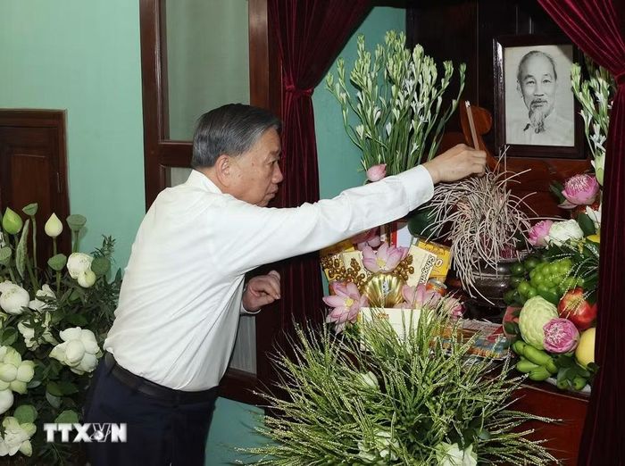 Tổng Bí thư, Chủ tịch nước Tô Lâm dâng hương tưởng nhớ Bác Hồ tại Nhà 67, Khu Di tích Chủ tịch Hồ Chí Minh trong Phủ Chủ tịch. (Ảnh: Thống Nhất/TTXVN)
