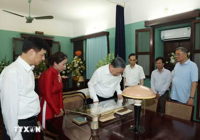 Tổng Bí thư, Chủ tịch nước Tô Lâm xem các hiện vật tại Nhà 67, Khu Di tích Chủ tịch Hồ Chí Minh trong Phủ Chủ tịch. (Ảnh: Thống Nhất/TTXVN)