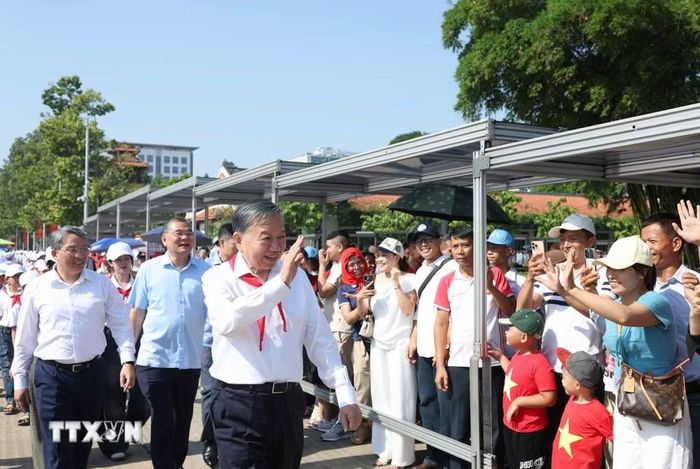 Tổng Bí thư, Chủ tịch nước Tô Lâm vẫy tay chào Nhân dân vào Lăng viếng Chủ tịch Hồ Chí Minh. (Ảnh: Thống Nhất/TTXVN) ​