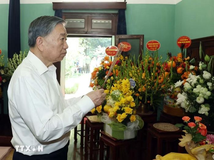 Tổng Bí thư, Chủ tịch nước Tô Lâm dâng hương tưởng nhớ Bác Hồ tại Nhà 67, Khu Di tích Chủ tịch Hồ Chí Minh trong Phủ Chủ tịch. (Ảnh: Thống Nhất/TTXVN)