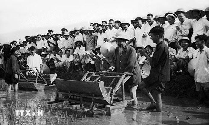 Giản dị, gần gũi, cởi mở, tế nhị, chu đáo với mọi người là những đặc tính nổi bật trong đạo đức, lối sống và phong cách Hồ Chí Minh. Trong ảnh: Bác Hồ sử dụng thủ chiếc máy cấy tại ruộng thí nghiệm của Sở Nông Lâm, Hà Nội (07/1960). (Ảnh: Tư liệu TTXVN)