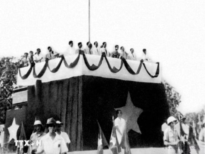 Sáng 2/9/1945, tại Quảng trường Ba Đình lịch sử, Chủ tịch Hồ Chí Minh đọc Tuyên ngôn Độc lập, khai sinh nước Việt Nam Dân chủ Cộng hòa, khẳng định trước quốc dân đồng bào và toàn thế giới: “Nước Việt Nam có quyền hưởng tự do và độc lập, và sự thực đã thành một nước tự do và độc lập. Toàn thể dân Việt Nam quyết đem tất cả tinh thần và lực lượng, tính mệnh và của cải để giữ vững quyền tự do và độc lập ấy.” (Ảnh: Tư liệu TTXVN)