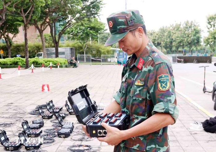 Trung tá Nguyễn Văn Dũng, Trưởng Ban Quân khí, Phòng Hậu cần-Kỹ thuật, Bộ Tư lệnh Thành phố Hồ Chí Minh kiểm tra bộ điểm hỏa tự động chuẩn bị cho đêm pháo hoa nghệ thuật chào mừng Quốc khánh. (Ảnh: Xuân Khu/TTXVN)