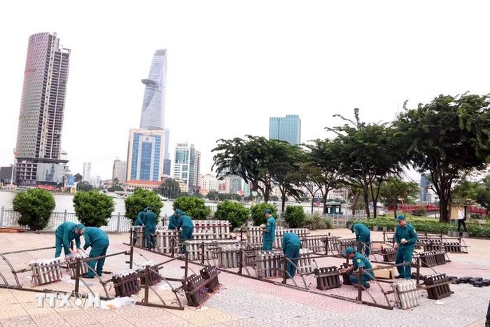 Khẩn trương hoàn tất khâu kỹ thuật cho đêm bắn pháo hoa nghệ thuật chào mừng Quốc khánh. (Ảnh: Xuân Khu/TTXVN)