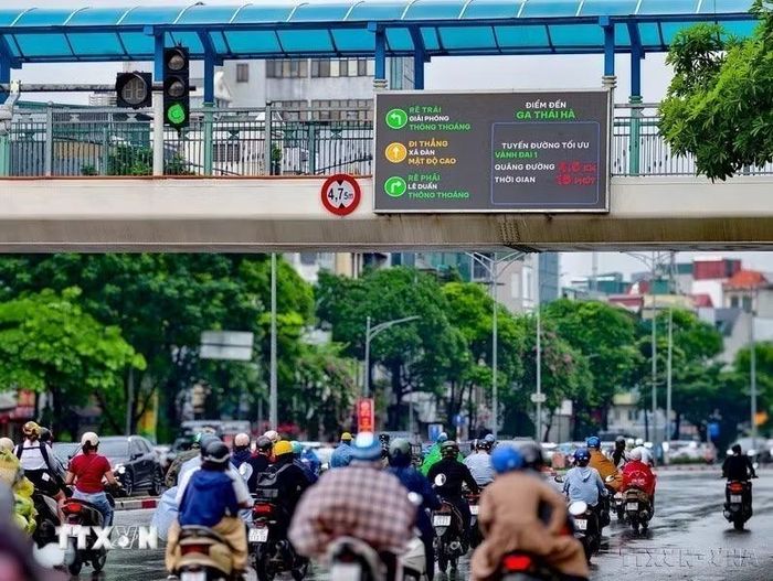 Chuyển đổi số đóng vai trò quan trọng đối với sự phát triển của đất nước trong thời kỳ mới. Trong ảnh: Màn hình LED điện tử tại nút giao Trần Khát Chân - Võ Thị Sáu (Hà Nội) cập nhật mật độ phương tiện trên các hướng lưu thông và gợi ý tuyến đường tối ưu. (Ảnh: Trung Nguyên/TTXVN)