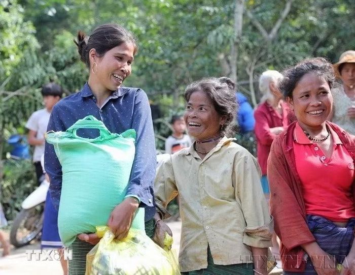 Chỉ số phát triển con người (HDI) của Việt Nam liên tục được cải thiện, thuộc nhóm các nước có mức phát triển con người trung bình cao của thế giới. Trong ảnh: Niềm vui của đồng bào dân tộc Vân Kiều, xã Trường Sơn, huyện Quảng Ninh, tỉnh Quảng Bình (nay là tỉnh Quảng Trị) khi nhận được những món hàng cứu trợ đầu tiên do ảnh hưởng của lũ và sạt lở. (Ảnh: Danh Lam/TTXVN)