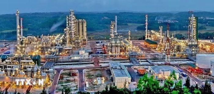 Nhà máy lọc dầu Dung Quất - Công ty Lọc hóa dầu Bình Sơn tại Khu kinh tế Dung Quất (Quảng Ngãi) có tổng vốn đầu tư hơn 3 tỷ USD, công suất thiết kế 6,5 triệu tấn sản phẩm/năm, đáp ứng 1/3 nhu cầu trong nước. (Ảnh: TTXVN phát)