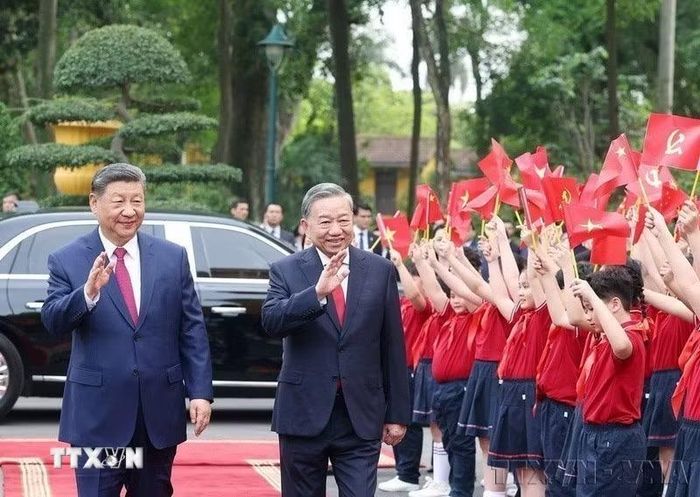 Hội nhập quốc tế ngày càng sâu rộng. Trong ảnh: Tổng Bí thư Tô Lâm đón Tổng Bí thư, Chủ tịch nước Trung Quốc Tập Cận Bình thăm chính thức Việt Nam (4/2025). (Ảnh: Thống Nhất/TTXVN)