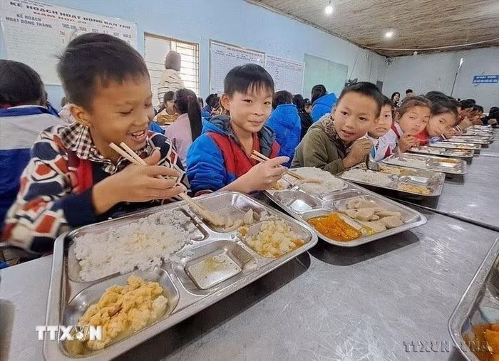 Hệ thống giáo dục được đổi mới theo hướng toàn diện và thực chất. Trong ảnh: Một bữa cơm cho học sinh Trường PTDT bán trú TH&THCS Xín Chải, tỉnh Tuyên Quang. Từ năm học 2025 - 2026, nhà nước hỗ trợ bữa ăn trưa cho học sinh tiểu học và trung học cơ sở ở vùng khó khăn, ưu tiên ở các xã biên giới miền núi. (Ảnh: Đức Thọ/TTXVN)