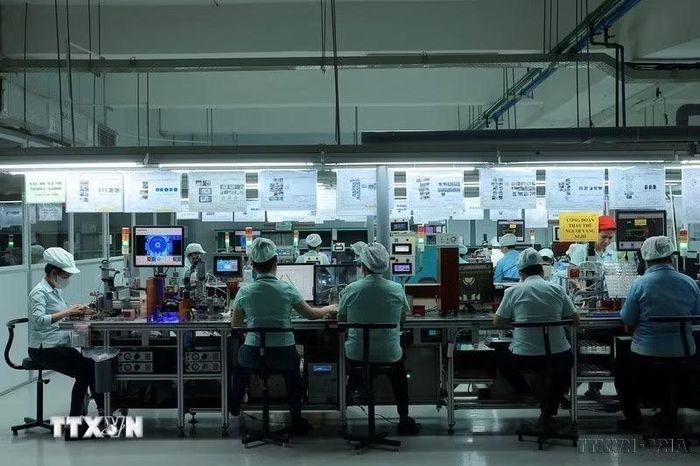 FDI đóng góp đáng kể vào quá trình công nghiệp hóa, hiện đại hóa của đất nước. Trong ảnh: Công ty TNHH Điện tử Foster Việt Nam (100% vốn Nhật Bản) đầu tư hệ thống máy móc tiên tiến, chú trọng nâng cao nguồn nhân lực, đáp ứng nhu cầu sản xuất, kinh doanh. (Ảnh: Hoàng Hiếu/TTXVN)