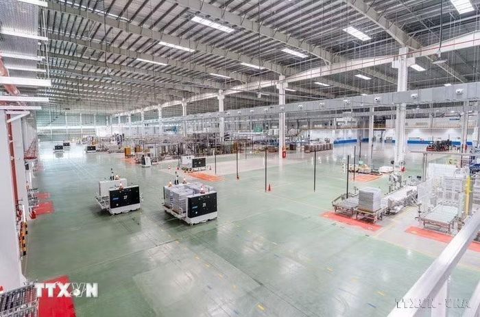 FDI đóng góp đáng kể vào quá trình công nghiệp hóa, hiện đại hóa của đất nước. Trong ảnh: Hệ thống kho vận, dây chuyền sản xuất tại Nhà máy Suntory PepsiCo Tây Ninh cho thấy xu hướng đầu tư của các tập đoàn đa quốc gia vào công nghệ, tự động hóa và tối ưu chuỗi cung ứng tại Việt Nam. (Ảnh: Bùi Giang/TTXVN)