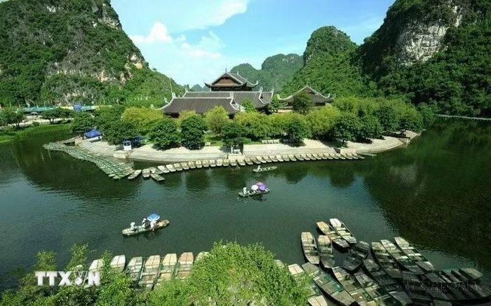 Du lịch trở thành ngành kinh tế mũi nhọn của đất nước. Trong ảnh: Năm 2014, Quần thể danh thắng Tràng An (Ninh Bình) được Tổ chức UNESCO ghi danh là Di sản Văn hóa và Thiên nhiên Thế giới. Tỉnh Ninh Bình hướng tới đưa Tràng An là một trong những trung tâm du lịch sinh thái, văn hóa, tâm linh lớn nhất miền Bắc và là một “dấu chấm xanh” trên bản đồ du lịch thế giới. (Ảnh: TTXVN)