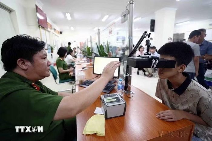 Chuyển đổi số đóng vai trò quan trọng đối với sự phát triển của đất nước trong thời kỳ mới. Trong ảnh: Công an Hà Nội thực hiện thu nhận vân tay, sinh trắc học mống mắt của người dân vào cơ sở dữ liệu căn cước. (Ảnh: Phạm Kiên/TTXVN)