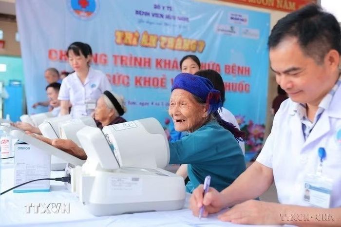 Ngành y tế phát triển về cả quy mô và chất lượng. Trong ảnh: Bệnh viện Hữu Nghị khám bệnh, cấp thuốc miễn phí cho các Mẹ Việt Nam Anh hùng, gia đình chính sách tại xã Hoàng Văn Thụ, tỉnh Lạng Sơn (7/2026). (Ảnh: Minh Quyết/TTXVN)