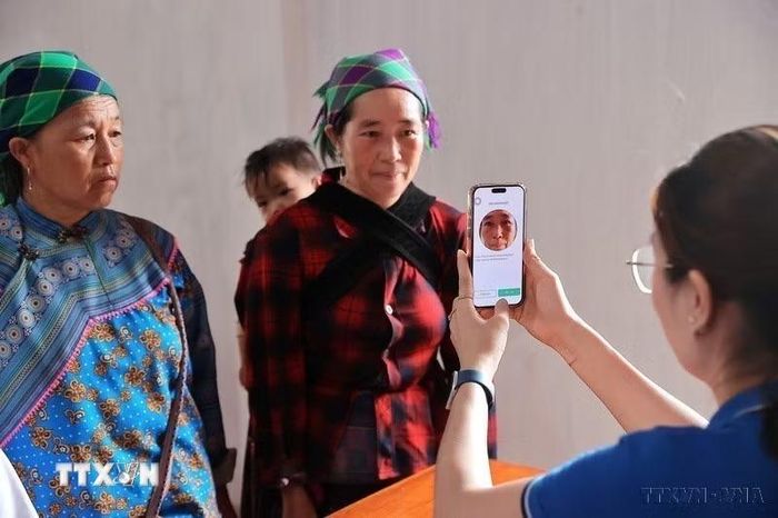 Chuyển đổi số đóng vai trò quan trọng đối với sự phát triển của đất nước trong thời kỳ mới. Trong ảnh: Nhân viên VNPT Lào Cai hỗ trợ xác thực sinh trắc học, chuẩn hóa thông tin thuê bao cho người dân tại điểm xác thực lưu động tại thôn Bản Phố 2C, xã Bắc Hà, tỉnh Lào Cai. (Ảnh: Minh Quyết/TTXVN)