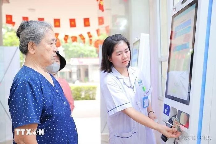 Ngành y tế phát triển về cả quy mô và chất lượng. Trong ảnh: Nhân viên y tế phường Việt Hưng, Hà Nội hướng dẫn người dân đăng ký khám bằng thẻ CCCD. (Ảnh: Minh Quyết/TTXVN)