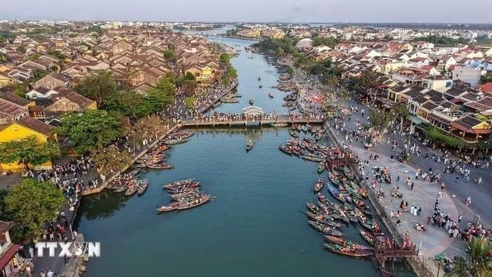Du lịch trở thành ngành kinh tế mũi nhọn của đất nước. Trong ảnh: Phố cổ Hội An được UNESCO công nhận là Di sản Văn hóa Thế giới vào năm 1999 nhờ giá trị nổi bật về kiến trúc, văn hóa và lịch sử, thu hút hàng triệu khách du lịch đến mỗi năm. (Ảnh: Hoàng Hiếu/TTXVN)