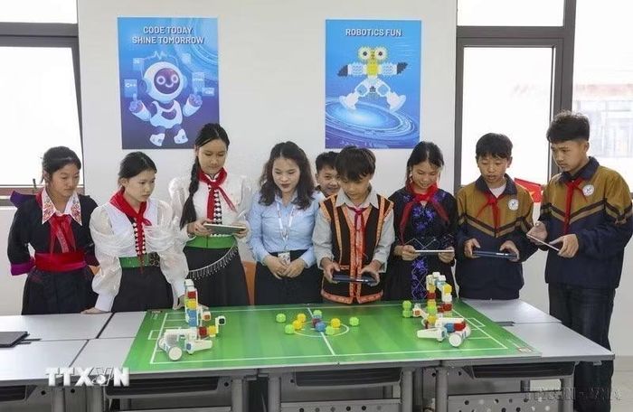 Hệ thống giáo dục được đổi mới theo hướng toàn diện và thực chất. Trong ảnh: Học sinh dân tộc thiểu số trường Phổ thông nội trú liên cấp Tiểu học và THCS Si Pa Phìn, tỉnh Điện Biên tham gia hoạt động lập trình robot trong giờ học STEAM. (Ảnh: Xuân Tư/TTXVN)