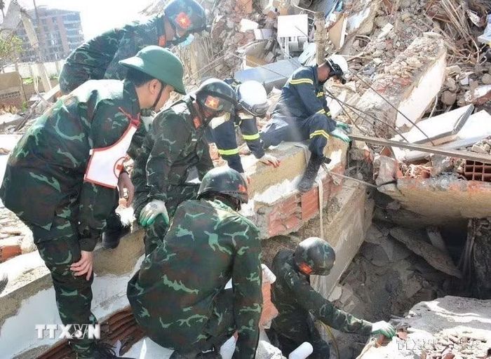 Việt Nam cử lực lượng quân đội, công an tham gia cứu trợ thảm họa và hỗ trợ nhân đạo nạn nhân động đất tại bang La Guaira, Venezuela (6/2026). (Ảnh: TTXVN phát)