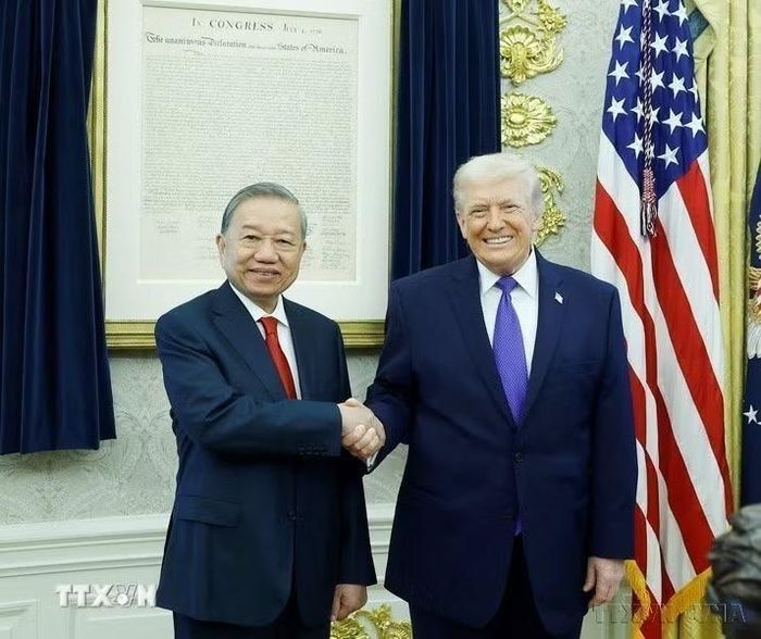 Tổng Bí thư Tô Lâm gặp Tổng thống Hoa Kỳ Donald Trump nhân chuyến tham dự cuộc họp khai mạc Hội đồng Hòa bình về Gaza tại Hoa Kỳ (2/2026). (Ảnh: Thống Nhất/TTXVN)