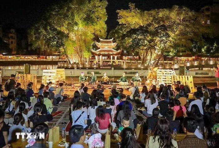 Văn hóa được bảo tồn và phát huy. Trong ảnh: Khán giả bước vào hành trình khám phá hát Xẩm thông qua những trải nghiệm gần gũi, giàu tính tương tác tại không gian Hồ Văn (Văn Miếu - Quốc Tử Giám), Hà Nội (7/2026). (Ảnh: Khánh Hòa/TTXVN)