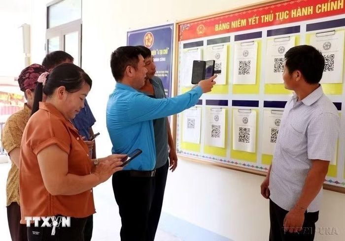 Chuyển đổi số đóng vai trò quan trọng đối với sự phát triển của đất nước trong thời kỳ mới. Trong ảnh: Cán bộ xã Lao Chải hướng dẫn người dân cài đặt, sử dụng các ứng dụng số và thực hiện thủ tục hành chính trên môi trường điện tử, từng bước thúc đẩy chuyển đổi số ở vùng biên. (Ảnh: Đức Thọ/TTXVN)