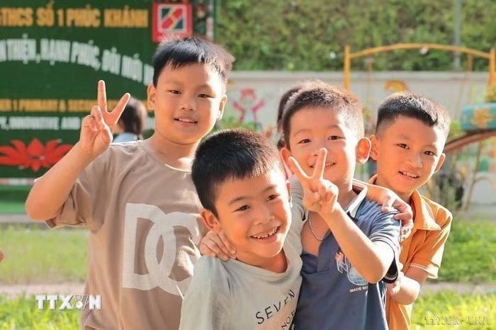 Chỉ số phát triển con người (HDI) của Việt Nam liên tục được cải thiện, thuộc nhóm các nước có mức phát triển con người trung bình cao của thế giới. Trong ảnh: Vẻ vui tươi, hồn nhiên quay trở lại với trẻ em Làng Nủ đang học tập, ăn ở nội trú tại điểm chính của trường Tiểu học và Trung học cơ sở số 1 xã Phúc Khánh, tỉnh Lào Cai. (Ảnh: Hoàng Hiếu/TTXVN)