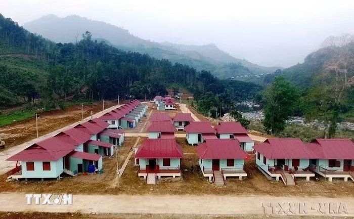 Chỉ số phát triển con người (HDI) của Việt Nam liên tục được cải thiện, thuộc nhóm các nước có mức phát triển con người trung bình cao của thế giới. Trong ảnh: Quảng Nam huy động mọi nguồn lực xóa nhà ở tạm, dột nát, xây dựng khu tái định cư mới cho người dân làng Bằng La, xã Trà Leng. (Ảnh: Trịnh Bang Nhiệm/TTXVN)