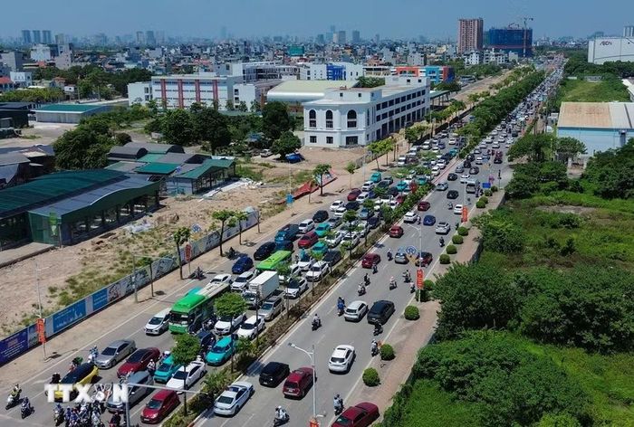 Từ trưa ngày 2/9, các phương tiện nối đuôi nhau hàng dài trên đường Cổ Linh từ Thạch Bàn về Đàm Quang Trung, gây ùn tắc cục bộ. (Ảnh: Phan Phương/TTXVN)