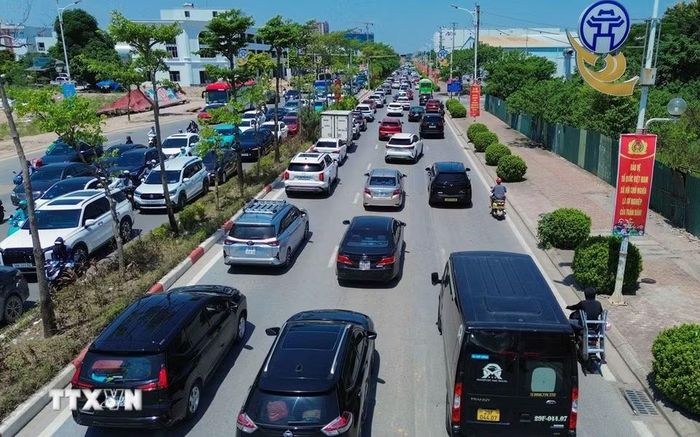 Các phương tiện nối đuôi nhau thành hàng dài trên đường Cổ Linh, hướng lên cầu Vĩnh Tuy trưa ngày 2/9. (Ảnh: Phan Phương/TTXVN)