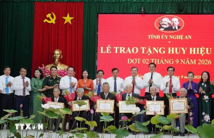 Phó Thủ tướng Thường trực Phạm Gia Túc trao Huy hiệu Đảng cho 6 đảng viên thuộc Đảng bộ xã Kim Liên. (Ảnh: Bích Huệ/TTXVN)
