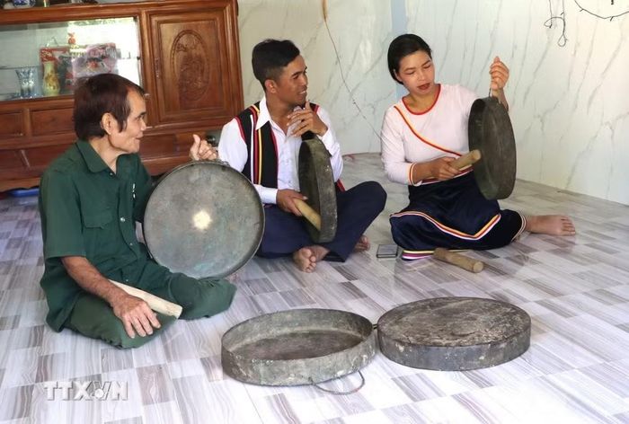 Đồng bào Co luôn chú trọng bảo tồn và phát huy các giá trị văn hóa truyền thống độc đáo của dân tộc như: chiêng, nghệ thuật đấu chiêng. (Ảnh: Đinh Hương/TTXVN)