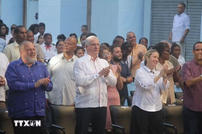 Bí thư Thứ nhất, Chủ tịch nước Cuba Miguel Díaz-Canel Bermúdez (thứ 2, trái, hàng đầu) cùng các đại biểu tham dự lễ khai giảng diễn ra ở trung tâm thủ đô La Habana. (Ảnh: Ngọc Duy/TTXVN)