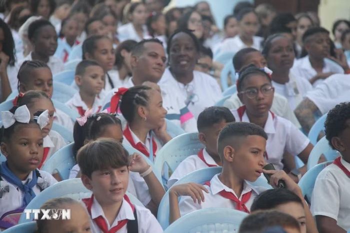 Học sinh Cuba cùng phụ huynh trong lễ khai giảng năm học mới, được tổ chức tại trung tâm thủ đô La Habana. (Ảnh: Ngọc Duy/TTXVN)