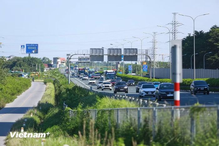 Cao tốc Pháp Vân-Cầu Giẽ các phương tiện di chuyển đảm bảo khoảng cách an toàn. (Ảnh: Hoài Nam/Vietnam+)