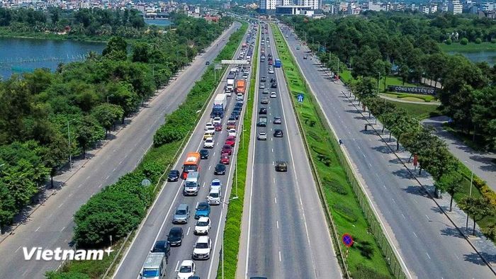 Sau kỳ nghỉ lễ Quốc khánh 2/9 kéo dài 5 ngày, người dân từ các tỉnh, thành phố quay trở lại Hà Nội để chuẩn bị cho tuần làm việc mới cũng như sẵn sàng cho ngày khai giảng năm học mới của học sinh, sinh viên. (Ảnh: Hoài Nam/Vietnam+)