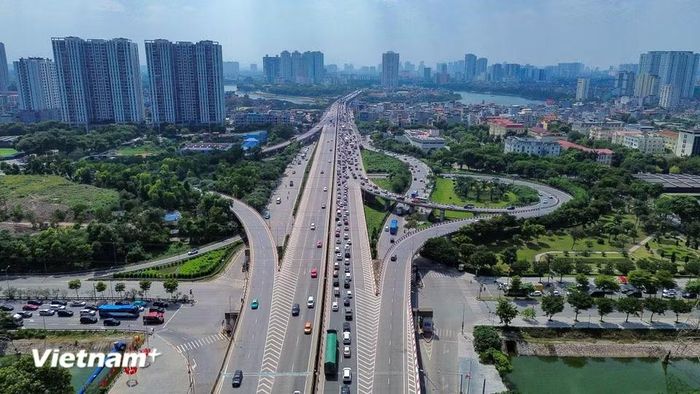 Tại điểm cuối cao tốc Pháp Vân- Cầu Giẽ không xảy ra ùn tắc, các phương tiện di chuyển chậm rãi trên đường Vành đai 3 trên cao. (Ảnh: Hoài Nam/Vietnam+)