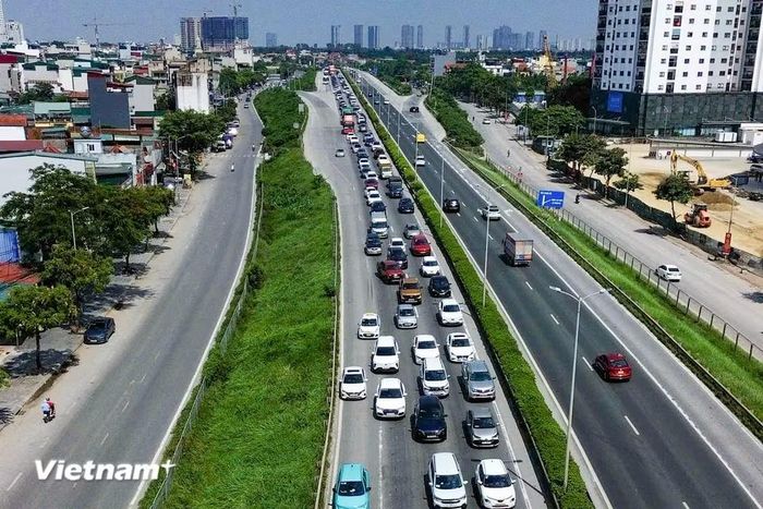 Tại cửa ngõ phía Nam Thủ đô, từng dòng xe nối đuôi nhau kéo dài hàng cây số di chuyển chậm rãi. (Ảnh: Hoài Nam/Vietnam+)